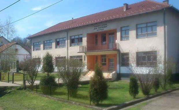 Штрајк због директора